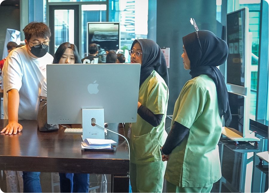 Tim Bocah Indonesia menjelaskan hasil USG ke peserta