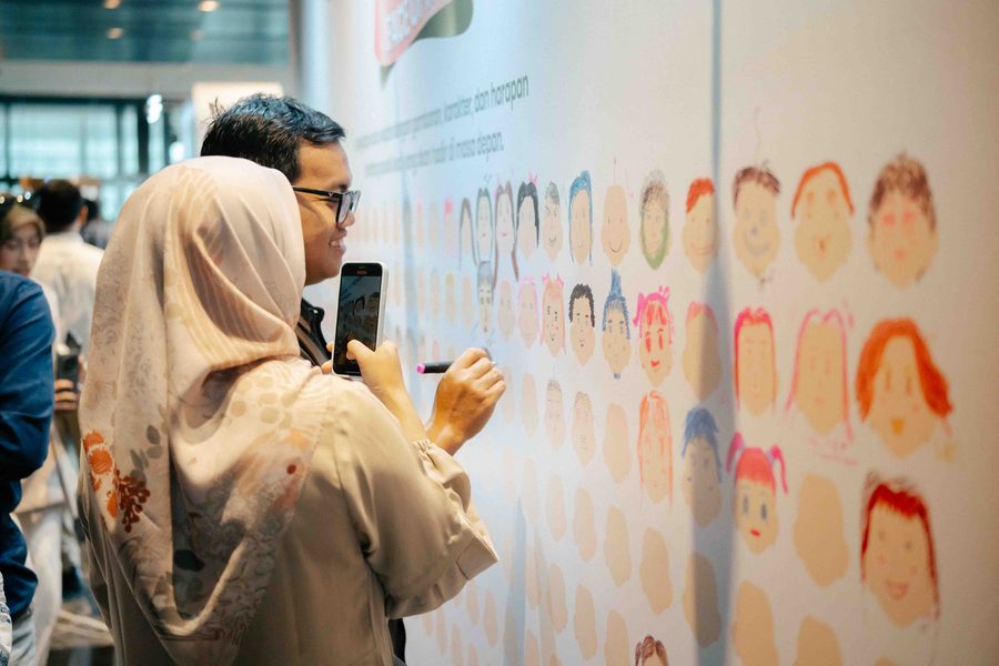 Pasangan mengabadikan momen di dinding interaktif BFW