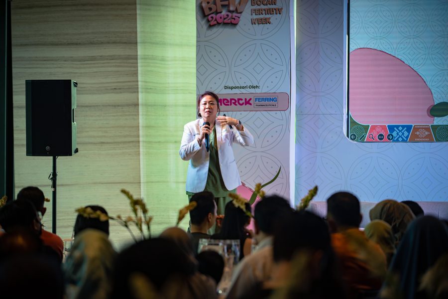 Dokter spesialis berbagi materi di panggung BFW
